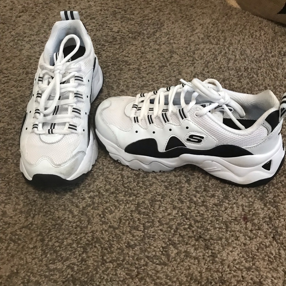 Sketchers black and white sneakers like new